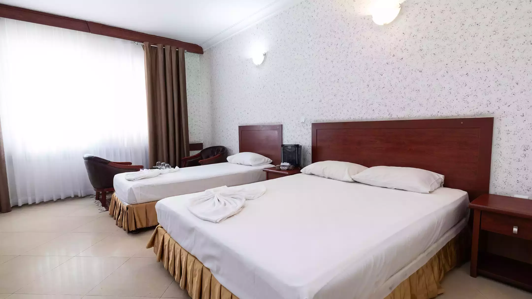 Alibaba https://cdn.alibaba.ir/ostorage/hotel-accommodation-images/6705332176f5bf0b3af63671_66dd961bd35130671be32dd2_هتل هلیا - اتاق سه تخته دبل سینگل (1).webp